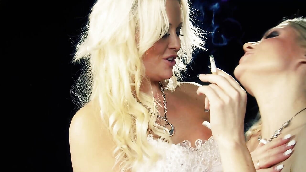 MILF blonde menyentuh antara satu sama lain dan bercium semasa memegang rokok