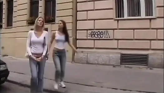 Zwei heiße küken und zwei gut bestückte hengste haben eine orgie