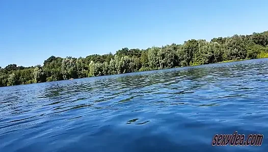 Cewek sange ini muncrat di danau - pov