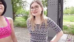 Duitse scout - twee magere meiden eerste keer vvm trio bij ophalen in Berlijn