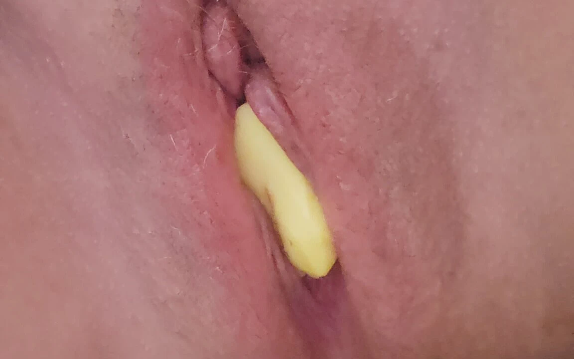 熟女用热辣的姜根插入自慰