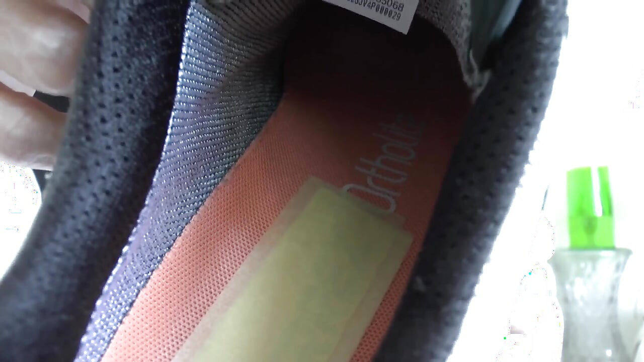 Después de mi entrenamiento tu lengua limpia mis suelas de zapatillas y además puedes oler dentro de mis zapatillas
