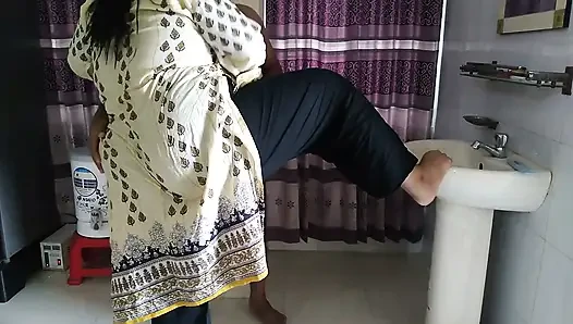 Tante 45 tahun menggodaku dengan melihat pantat besarnya saat menyisir rambutnya - seks desi India (bbw)
