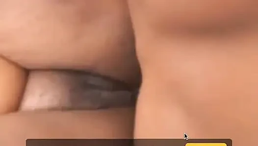 Tonton gadis kulit hitam menunggangi kontol tebalnya yang bagus di tempat tidur