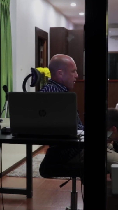 Lažni ured: Zna kako motivirati! Kolegica puši i dobiva spermu usta kraj prozora | Isječak 1