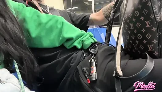 Sie kann es nicht ertragen, die Lautstärkemarkierungen zu sehen, und hat mich in die U-Bahn von São Paulo gesaugt