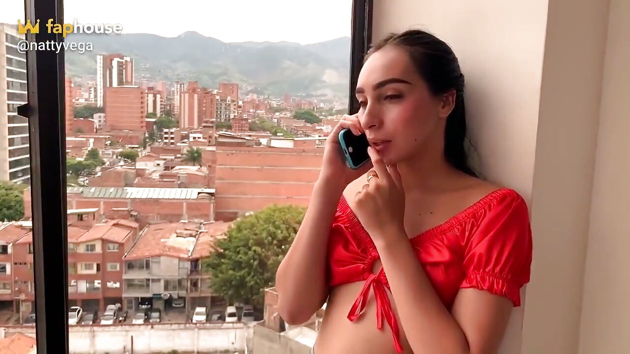 Đi tiểu trên videocall với bạn trai của tôi