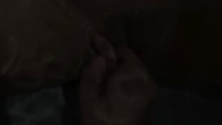 Igranje s pičkom u hidromasažnoj kadi.