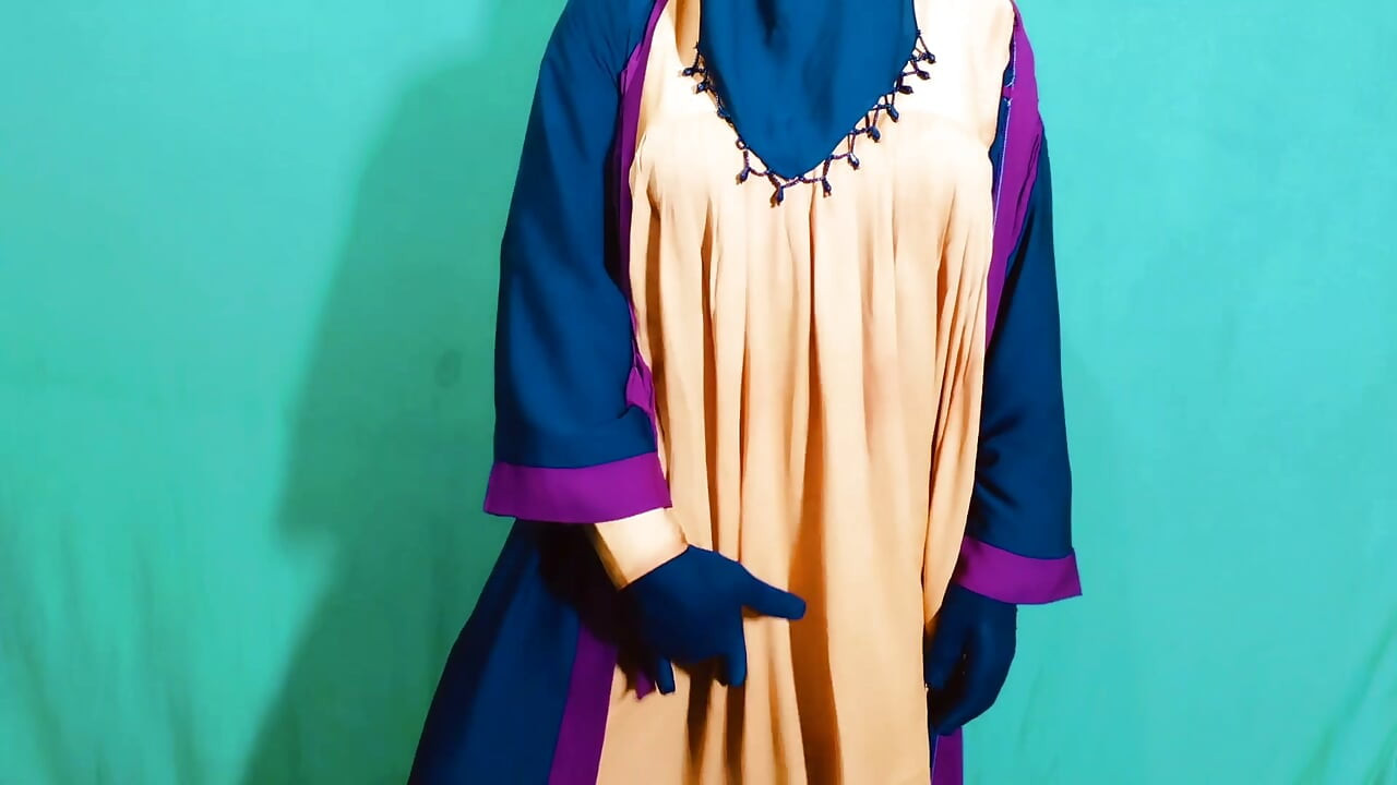 Linda mulher muçulmana indiana com hijab a masturbar-se