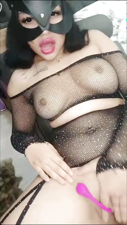 トルコのブルネット女性がバイブレーターで自分を快楽にしていた