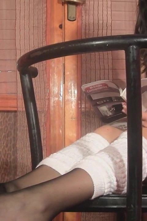 Sexy teen laura loves her feet