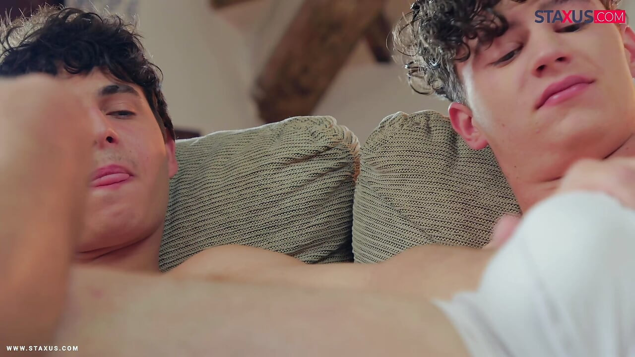 STAXUS :: Mi amigo y yo disfrutamos de nuestra pasion por las zaptillas ChatGPT Plus  My friend and I enjoy indulging in our passion for sne