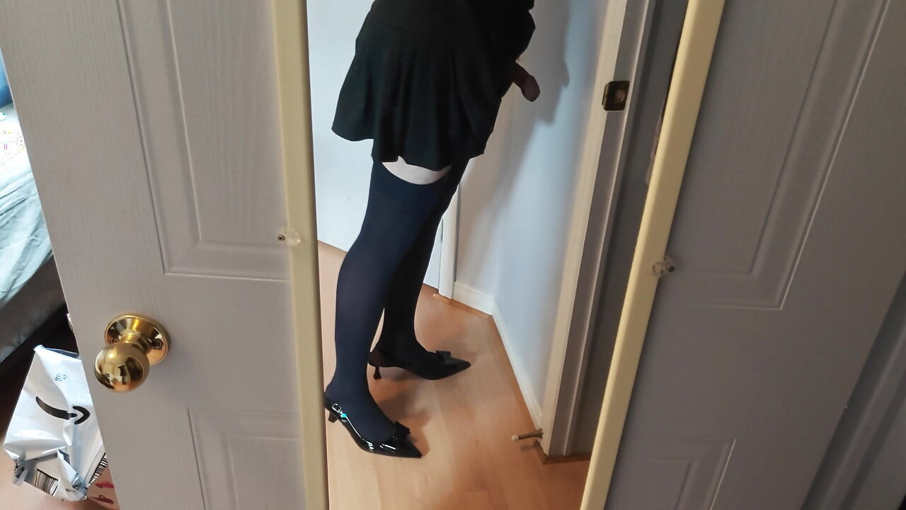 Salope de bureau travestie se branle et jouit partout sur ses bas et ses talons