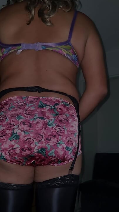 Espremendo minha querida vestindo minha lingerie floral clássica