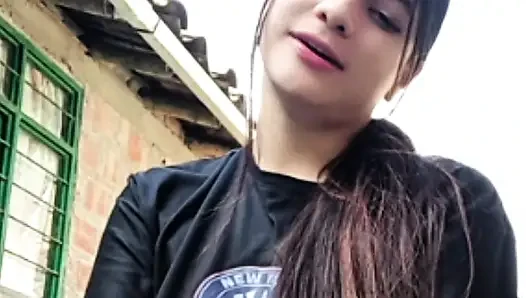 Gadis seksi ini muncrat dan muasin memeknya sendirian untuk penggemarnya