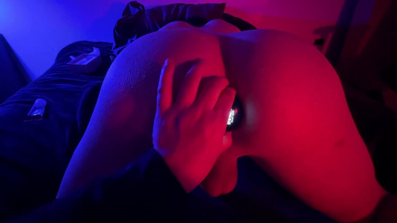 Chica domina a su novio masturbandolo y haciendole el culo por primera vez