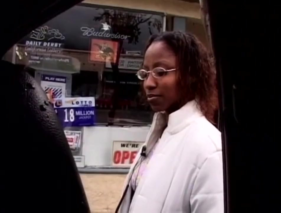 大きな入れ墨の男は、口の中でコックに猫が大好き