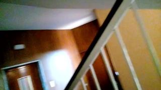 Kocalos - memamerkan penisku di tangga