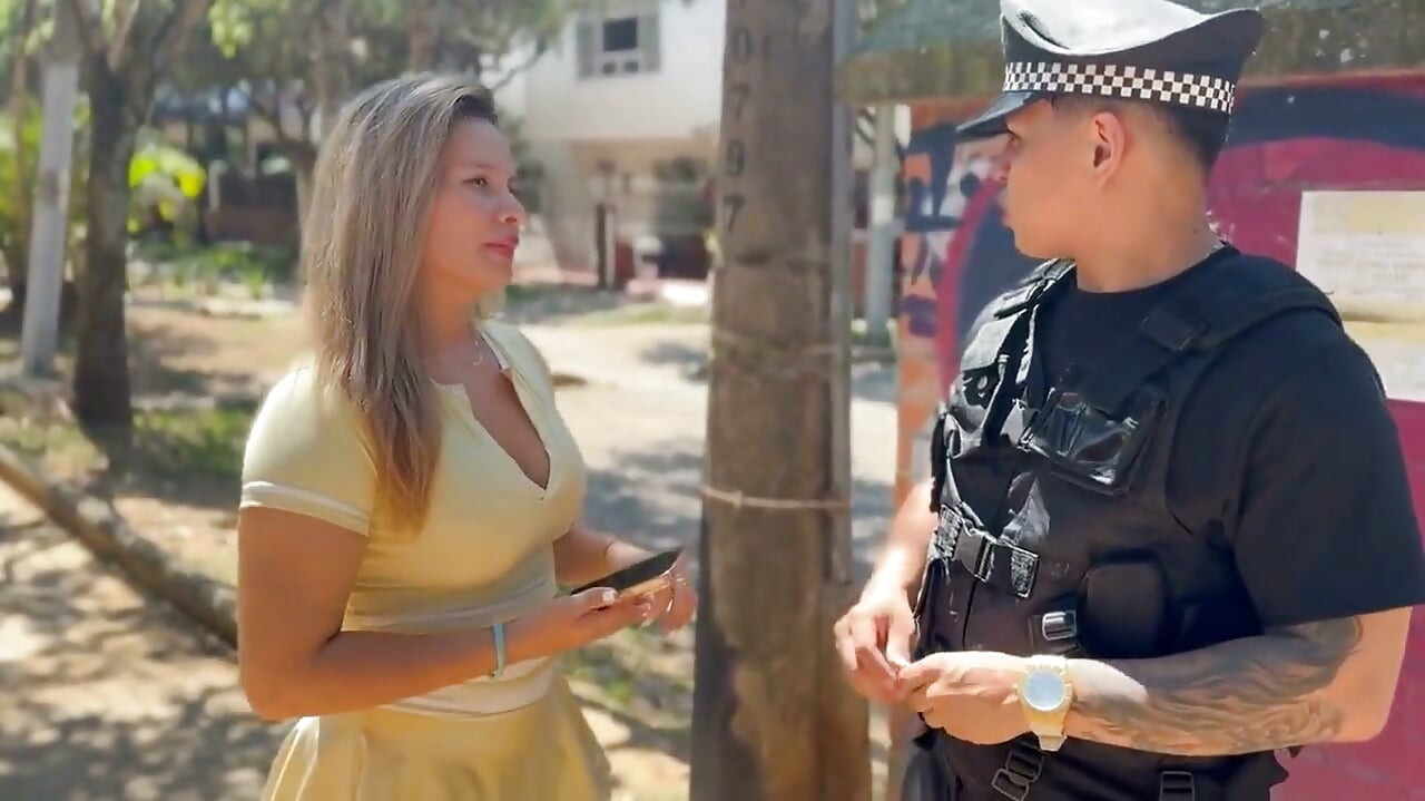 Braves Mädchen lässt sich vom korrupten Bullen ficken, um ihre Freiheit zu kaufen – Dilan Clavijo