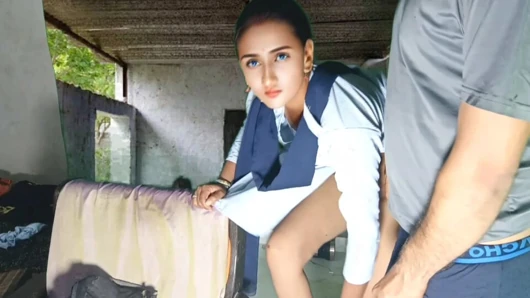 Hintli bakire okul kızları erkek arkadaşıyla ilk kez seks yapıyor Hintli desi okulu viral mms video öğretmeni ve öğrencisi