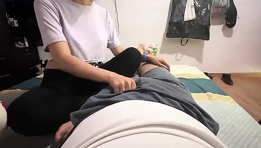 Geiles junges mädchen, das ich auf tinder getroffen habe, schluckt mein ganzes sperma