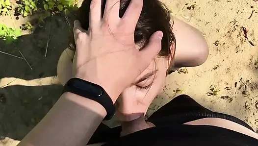 Bakış açısı amatör genç kız yarak emiyor ve dışarıda tüm dölümü yutuyor