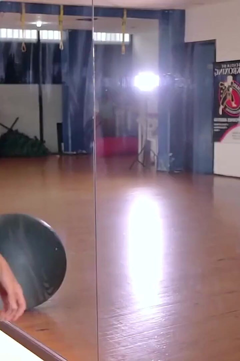 Denisse dançando