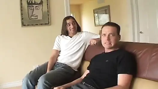 Cewek jalang seksi dicrot di muka setelah di-gangbang habis-habisan