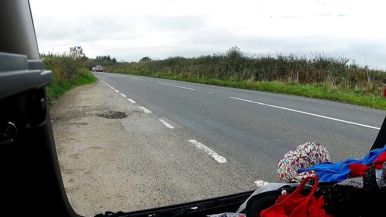 Estacionado al lado de la carretera y cambiándome a ropa de travesti, ¡un poco de viento!
