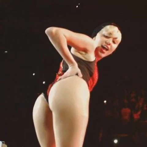 Miley  Showing her Ass