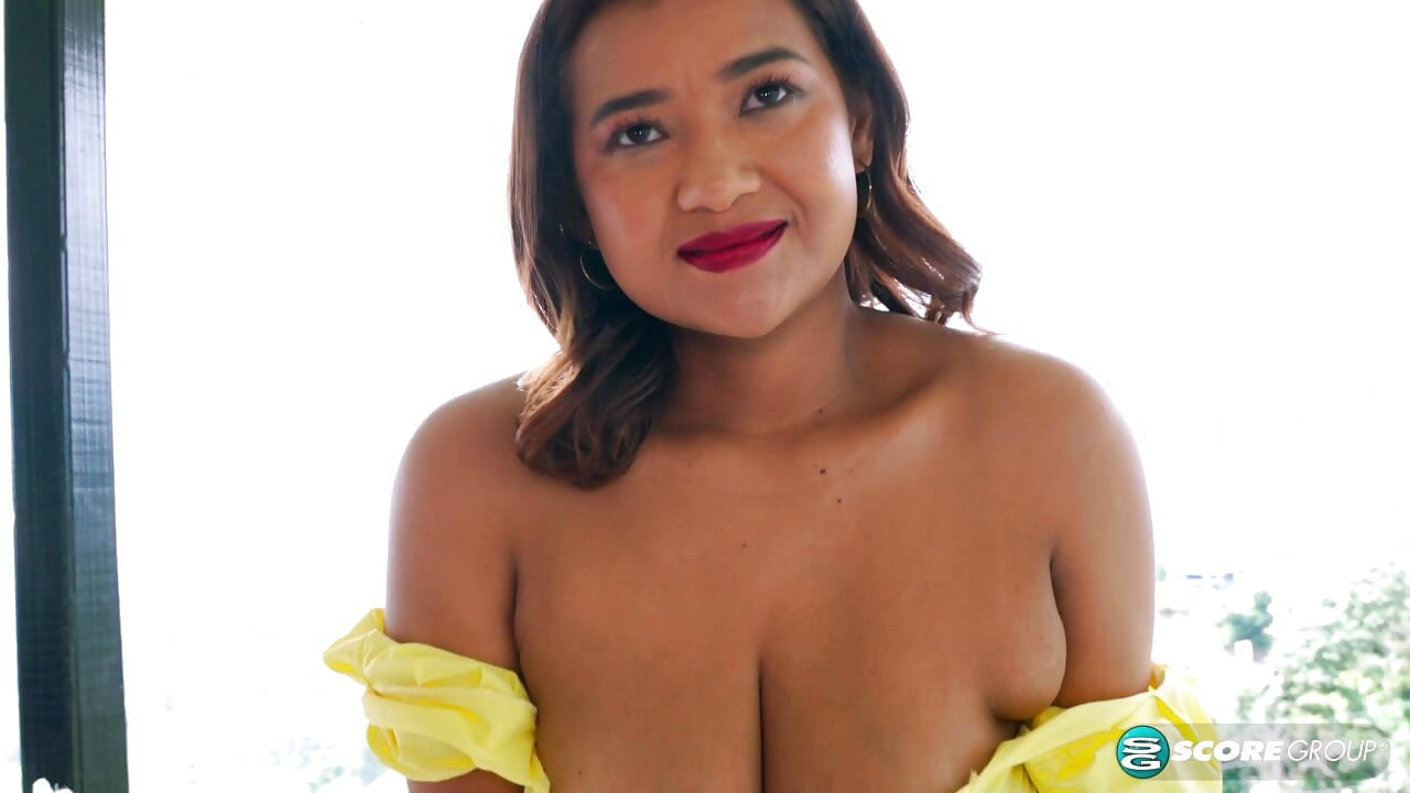 섹시한 다리를 가진 Jenn,하지만 그 거유와 그녀를 체크 아웃