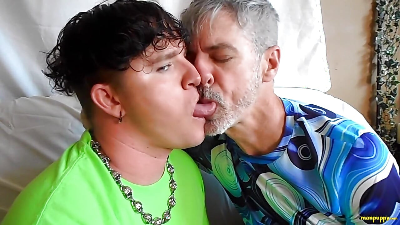 Hot Gay Kissing with Richard & Leo