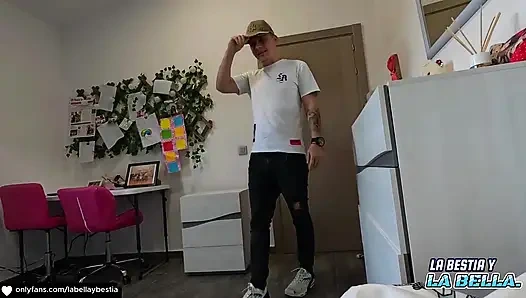 Die Überraschung für meinen freund endete mit footjob, hardcore-sex, abspritzen und sperma auf füße lambida cosplay