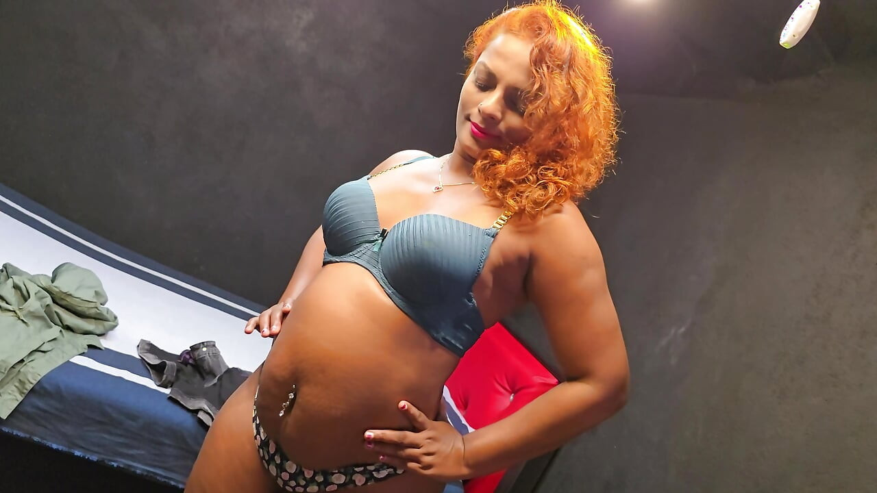 Cewek dengan baju kasual ini dengan bra hijau & celana dalam thong seksi