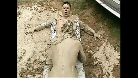 Çamur kaplı sürtük götünü sikiyor ve büyük yarakla pembe amına boşalıyor