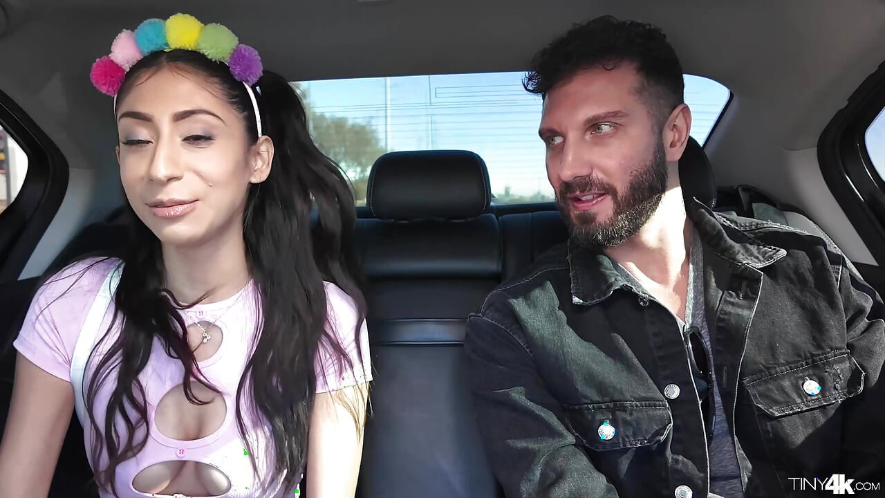 Raver slut traz para casa pau gordo para um passeio