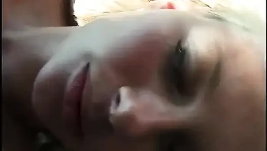 Pelacur pirang muda menikmati kontol besar
