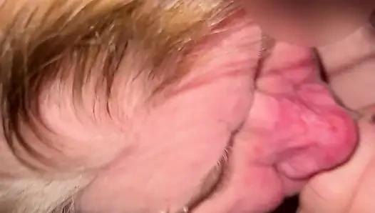 Istri super semok lagi asik nyepong kontol