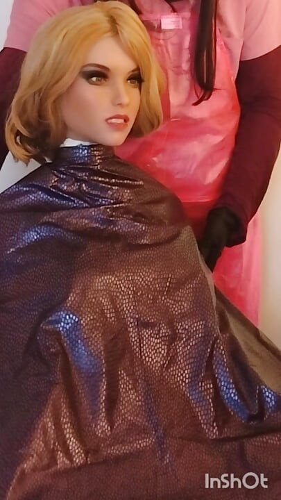 Lauren, la princesa del salón de belleza, modelando con capa química y fetiche