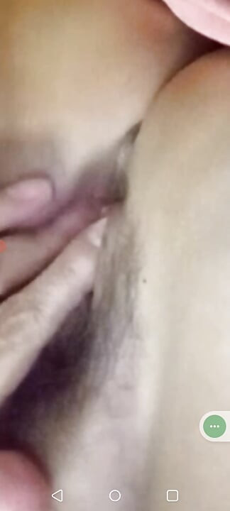 自己満足しながら、私の膣を指で愛撫している