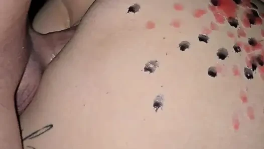 Er tropft wachs auf meinen arsch und kommt dann auf meine muschi, um mich abzukühlen!