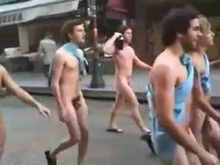 Молоді голі хлопці гуляють на публіці в місті.flv