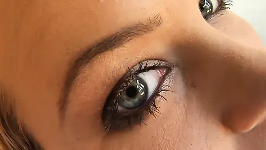 Gadis remaja sange ini lagi asik muasin memek sempitnya pakai dildo