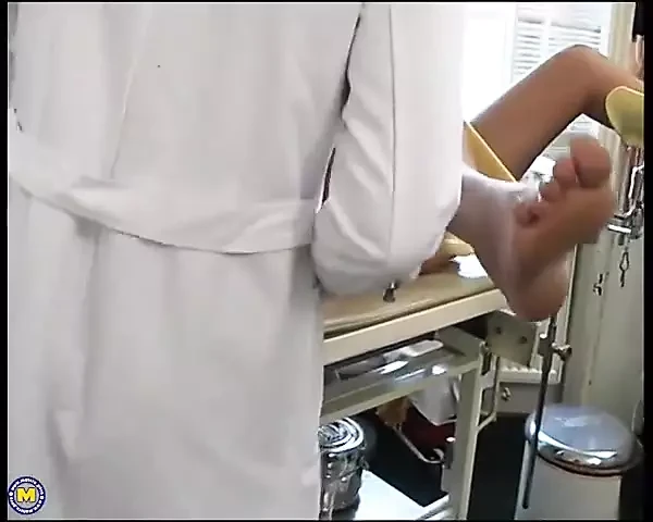 Она просто обожает сосать сперму прямо из твоего члена