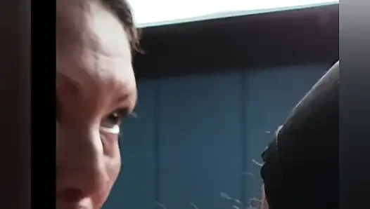 Süper seksi yarak emen tanrıça yarağını o kadar iyi emiyor ki tekrar boşalıyor onu çok fena tatmak istiyor