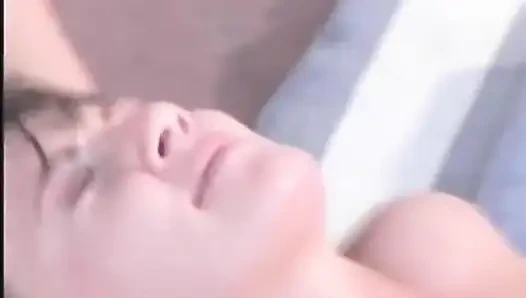 Amcığı pirsingli seksi esmer açık havada kaslı adam tarafından sikiliyor
