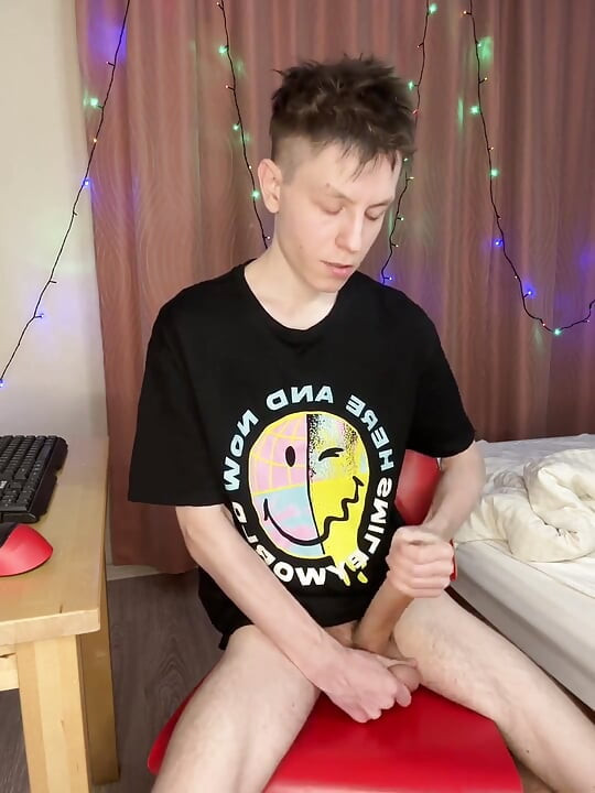 Quick Dorm Jerk Makes 23cm Cock Squirt Everywhere