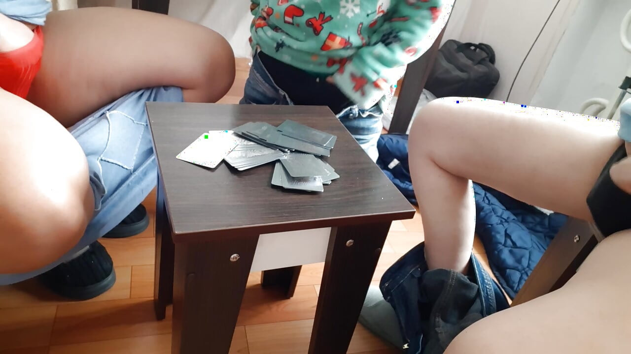 一个纸牌游戏变成了一个热辣的女同性恋三人行