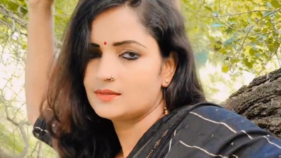 Horny Bengali secretary fucks her boss in Delhi to maintain her sexy figure