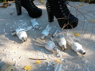 Lady Yl Crush cotta con le lampadine degli stivali neri.